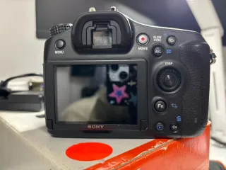 Cámara Sony Alpha 68 + Accesorios