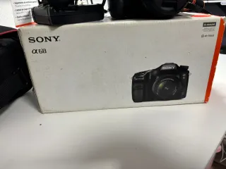 Cámara Sony Alpha 68 + Accesorios