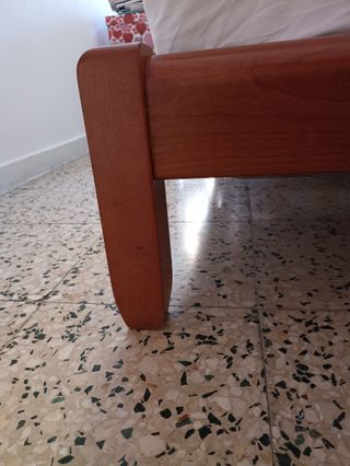 Armario con espejos y cama con cabecero.