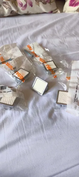 Tiradores cuadrados piel y cromo