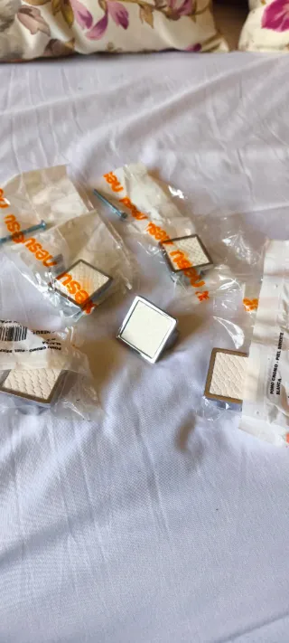 Tiradores cuadrados piel y cromo