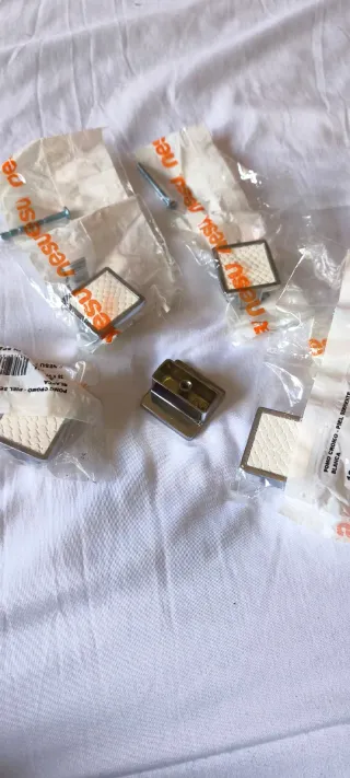 Tiradores cuadrados piel y cromo