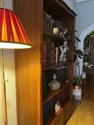 Estantería de madera tallada a mano