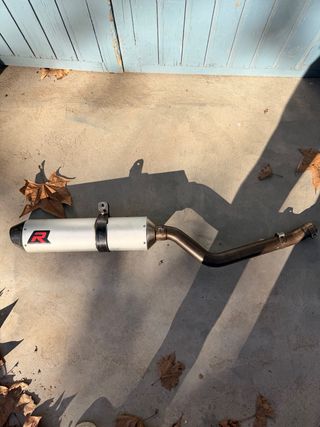 Línea de escape moto Dominator