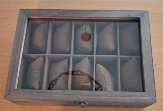 Caja de nogal rústico para 10 relojes.