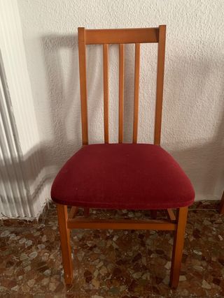 Sillas de madera con asiento rojo