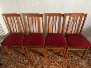 Sillas de madera con asiento rojo