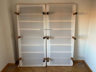 Base tapizada de tela y madera