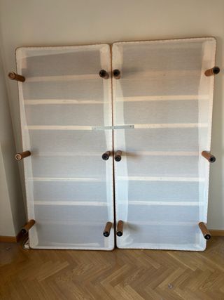 Base tapizada de tela y madera