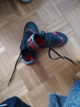 Botas de fútbol negras y rojas.Talla 35