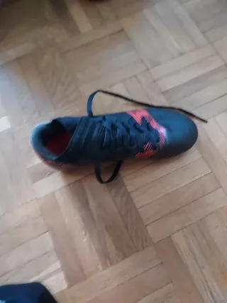 Botas de fútbol negras y rojas.Talla 35