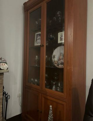 Vitrina de madera y cristal