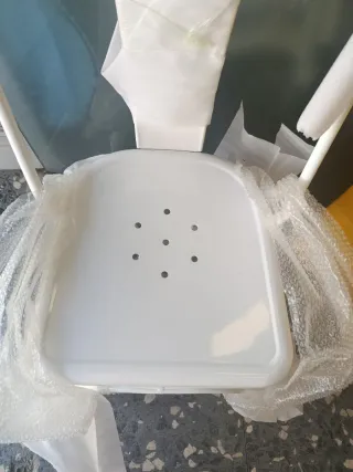 Silla de metal blanca