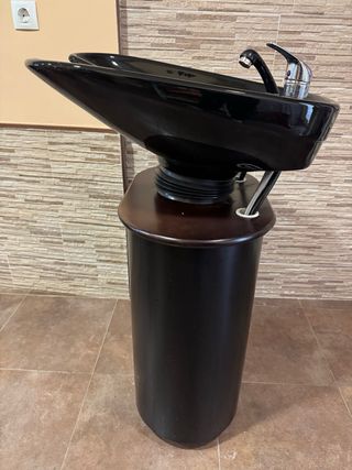 Lavacabezas negro con teja y silla