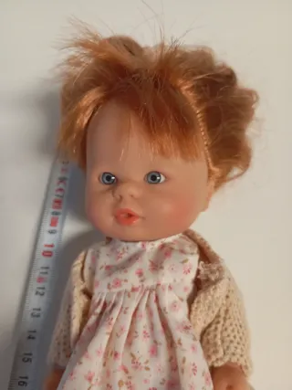 Muñeca con vestido floral y rebeca