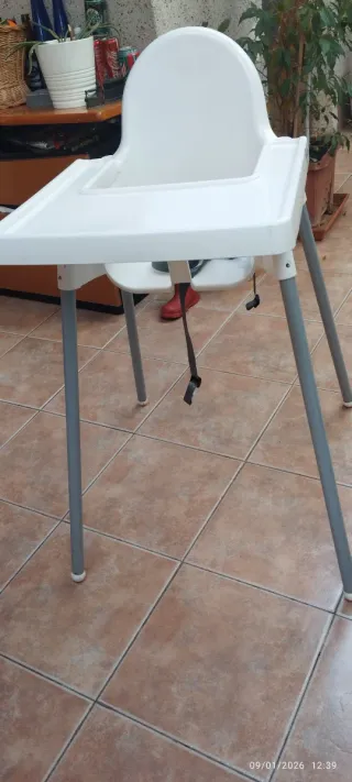 Trona blanca para bebé