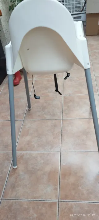 Trona blanca para bebé