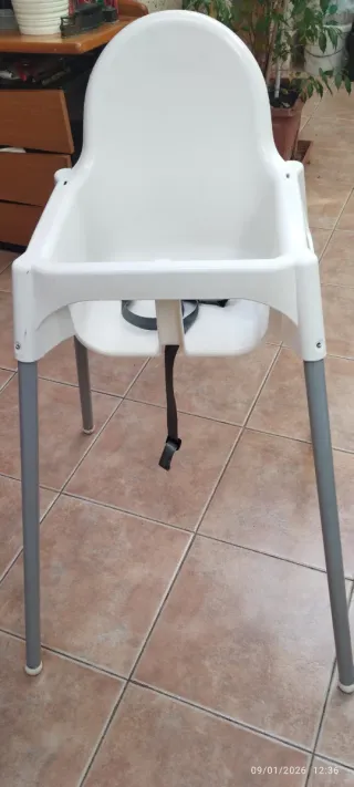 Trona blanca para bebé