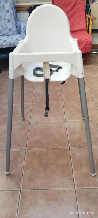 Trona blanca para bebé
