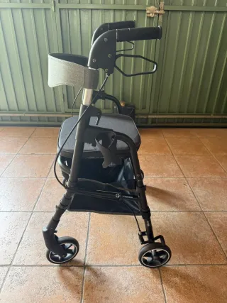 Andador Playcare con asiento y cesta