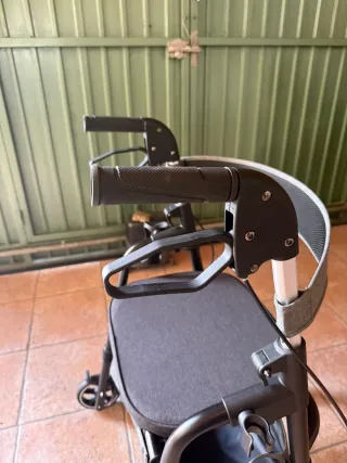 Andador Playcare con asiento y cesta