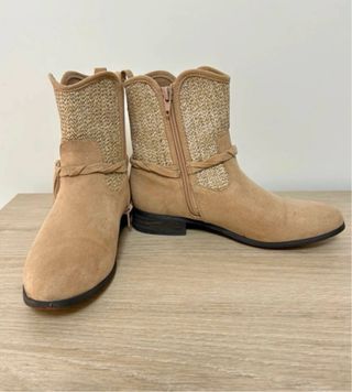 Botines Beige con Detalles Trenzados