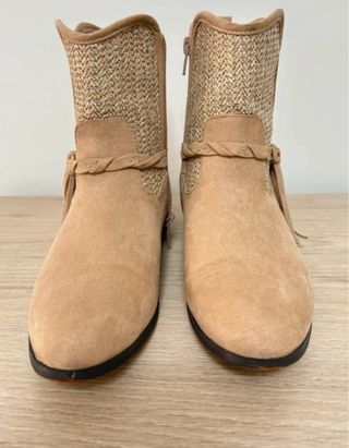 Botines Beige con Detalles Trenzados