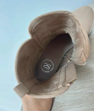 Botines Beige con Detalles Trenzados