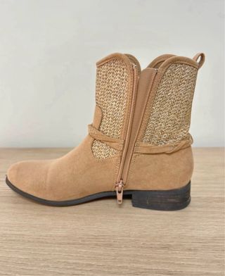 Botines Beige con Detalles Trenzados