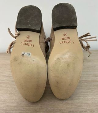 Botines Beige con Detalles Trenzados