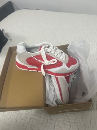 Zapatilla Deportiva Roja y Blanca