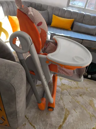 Trona de bebé naranja y gris