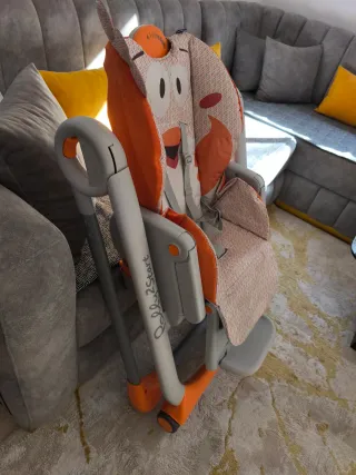 Trona de bebé naranja y gris