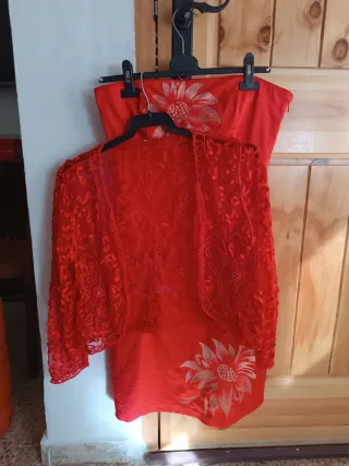 Vestido rojo con flores y chaqueta a juego