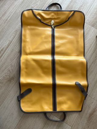 Portatrajes de viaje amarillo y marrón