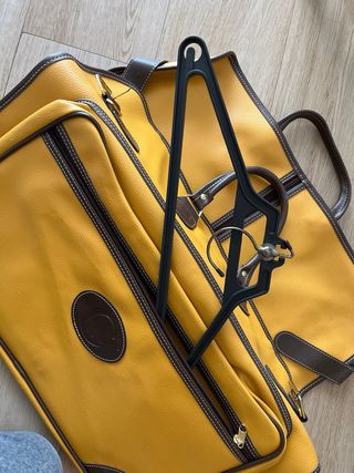 Portatrajes de viaje amarillo y marrón