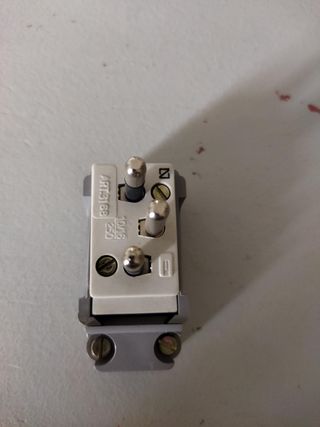 4 Clavijas Eléctricas Eunea 3168-G Gris