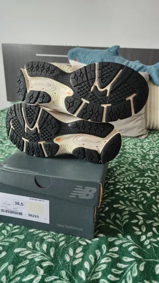 New Balance 2002R Beige Talla 38.5