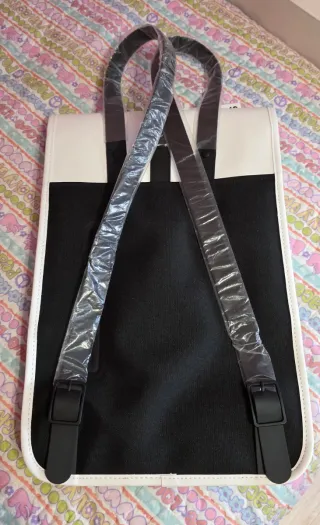 Mochila marca Rains Impermeable Blanca