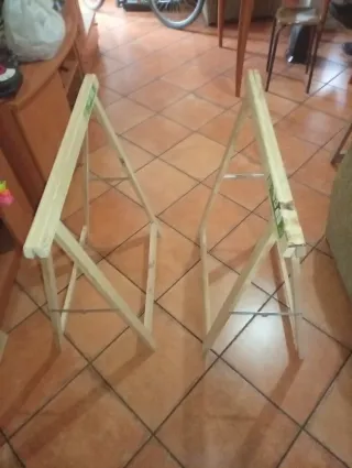 3 caballetes de madera con 2 tablones