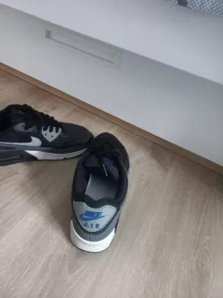 Zapatillas Nike Air Negras y Blancas