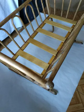 Antigua Cuna Mecedora de madera