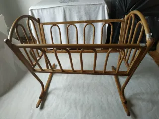 Antigua Cuna Mecedora de madera
