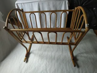 Antigua Cuna Mecedora de madera