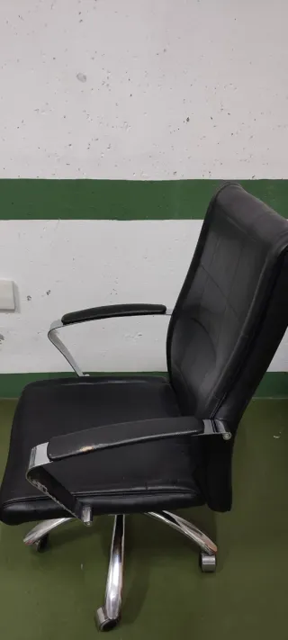 Sillón de oficina negro y plateado