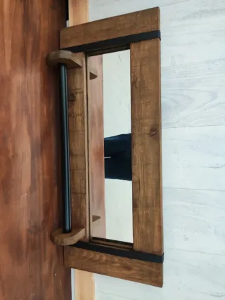 Espejo de madera con toallero