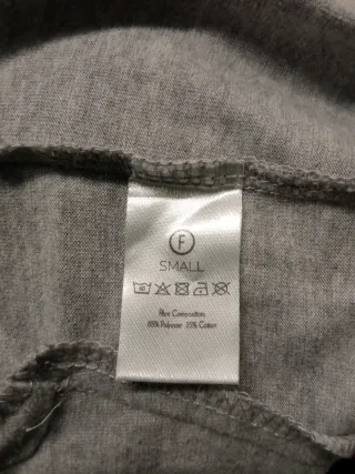 Camiseta cuello alto gris