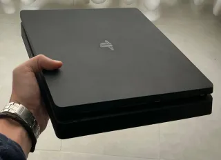 PS4 (PlayStation 4 Slim) Negra Sin Usar