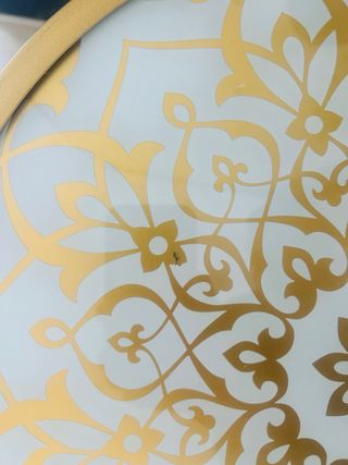 Mesa auxiliar dorada con diseño mandala