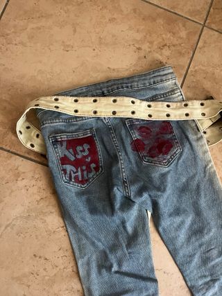 Jeans a zampa con cintura